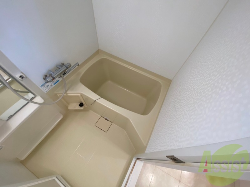 バス・シャワールーム　バスルームは狭すぎず、シャワーも浴びやすそうです。