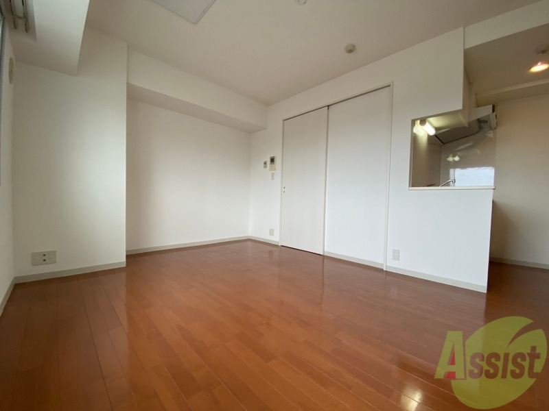 居室・リビング　白さが清潔感を出してくれます。お部屋も明るいですね。