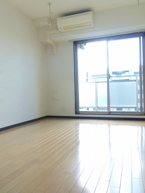 居室・リビング　落ち着いた色合いの床材を使用した居住空間です。