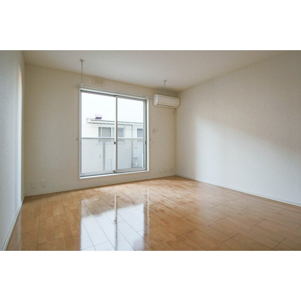 居室・リビング　同じ建物の別のお部屋