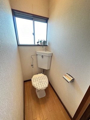 トイレ　人気のバストイレ別です♪窓のあるトイレで換気もOK☆嫌なニオ