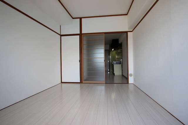 居室・リビング　同物件別号室のものです。