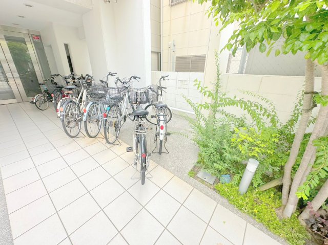駐車場　敷地内には入居者専用の駐輪スペースもあります。