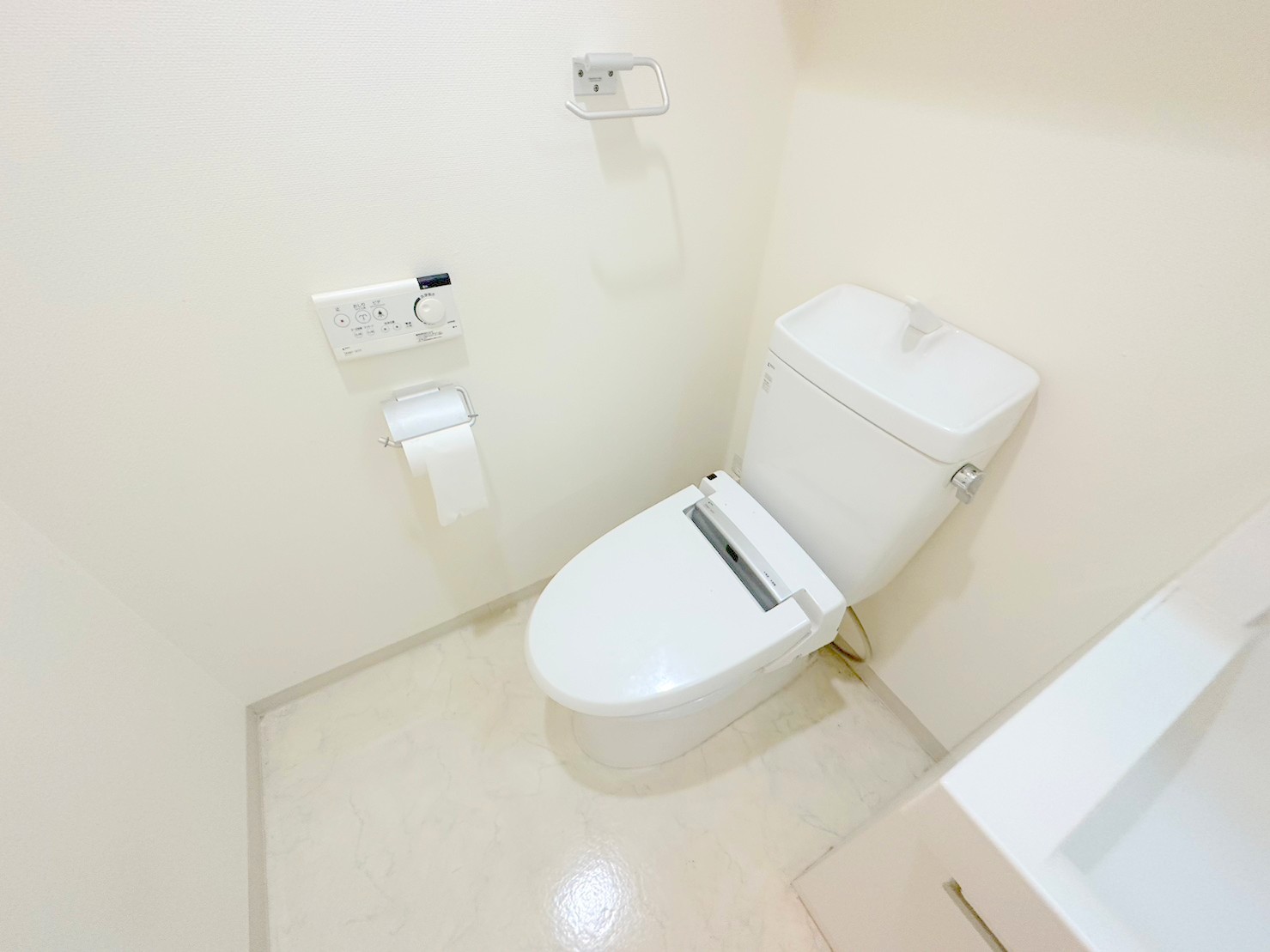 トイレ　綺麗なトイレにはウォシュレット標準装備です。