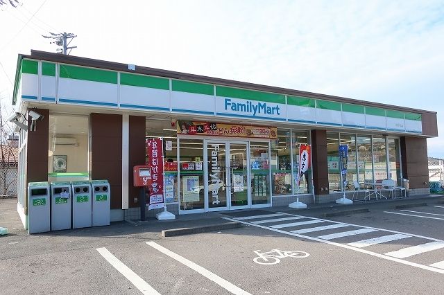 コンビニ　ファミリーマート（コンビニ）まで950m