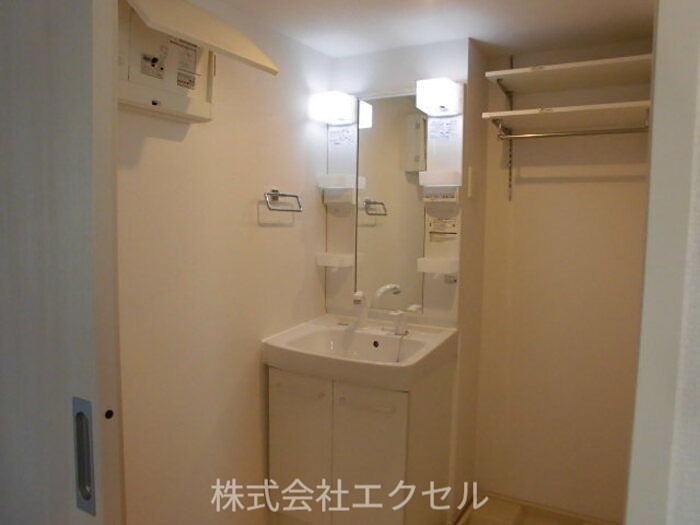 洗面設備　シャワー付き洗面台です。