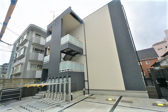 建物外観　オートロック・防犯カメラ付きで安心です！