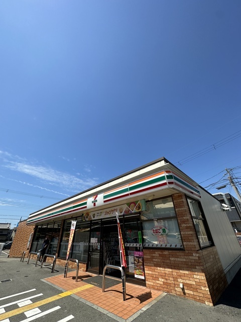 コンビニ　セブンイレブン八尾北亀井町店（コンビニ）まで801m
