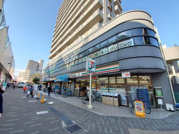 コンビニ　セブンイレブン（コンビニ）まで608m