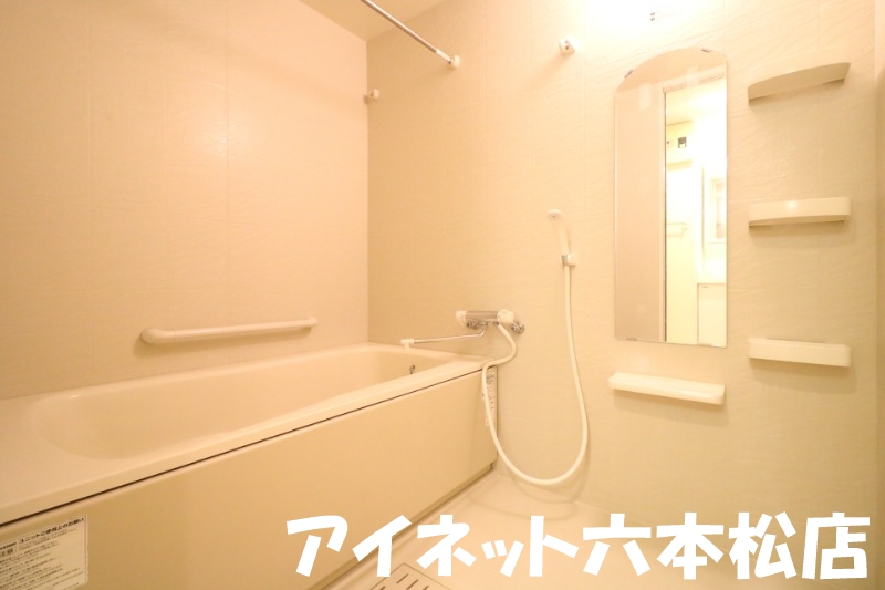 バス・シャワールーム　一日の疲れを流しましょう。