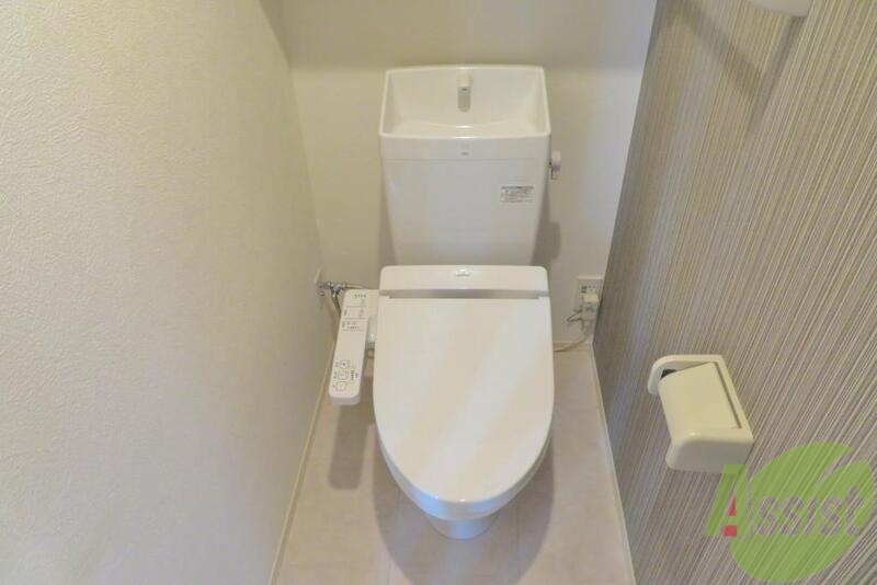 トイレ　綺麗ですね～、ウォシュレット付きですので安心。