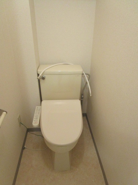 トイレ　嬉しいウォシュレット付き