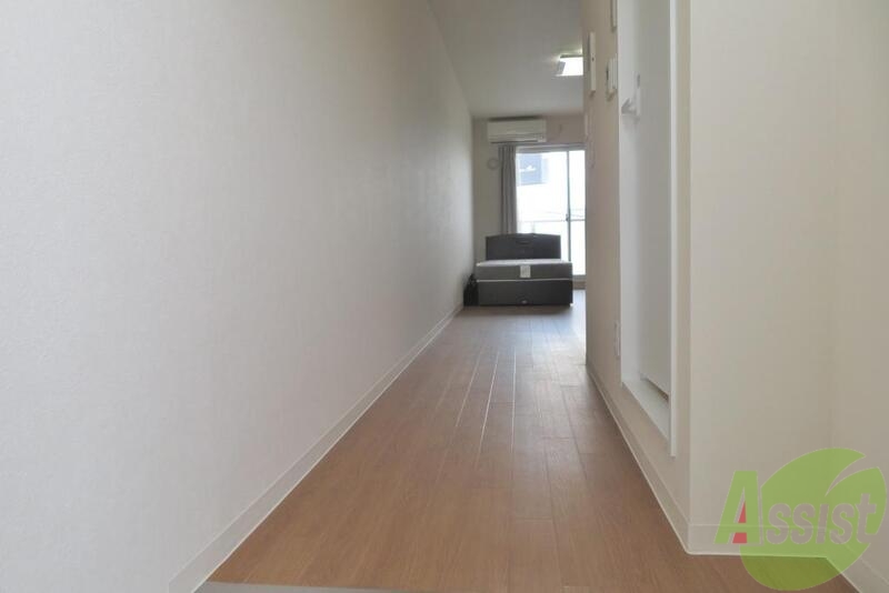 玄関　玄関からまっすぐ突き当りにお部屋があります。