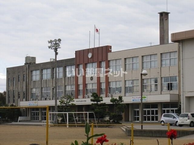 小学校　氷見市立窪小学校（小学校）まで722m