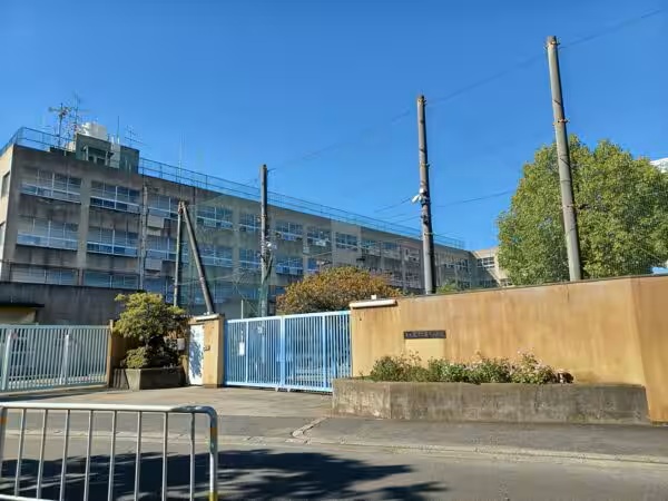 小学校　東大阪市立藤戸小学校（小学校）まで701m