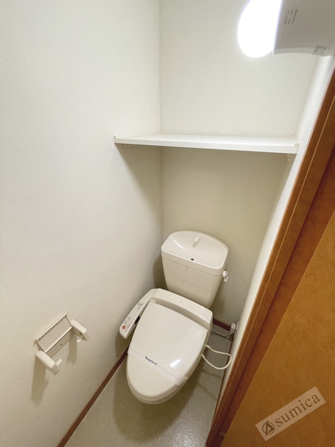 トイレ　人気アイテムの温水洗浄便座。清潔感のあるトイレです。
