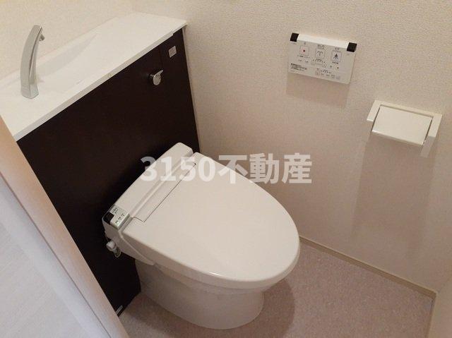 トイレ　落ち着いた色調のトイレです