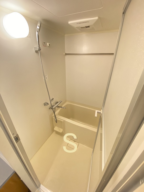 バス・シャワールーム　浴室乾燥機（涼風・暖房・２４時間換気付き）。