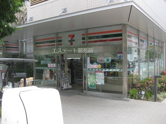 コンビニ　セブンイレブン新宿富久町店（コンビニ）まで24m