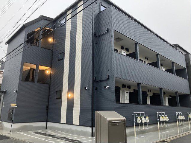 建物外観　3階建てのスマートな建物です。