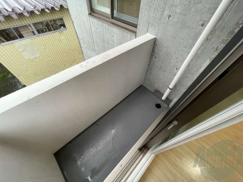 バルコニー　バルコニーです。洗濯物を干すもよし、一息つくもよしですね。