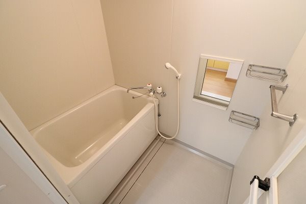 バス・シャワールーム　壁面には便利な小物棚もついた洋室です。