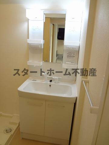 洗面設備　ゆったりとスペースのある洗面所
