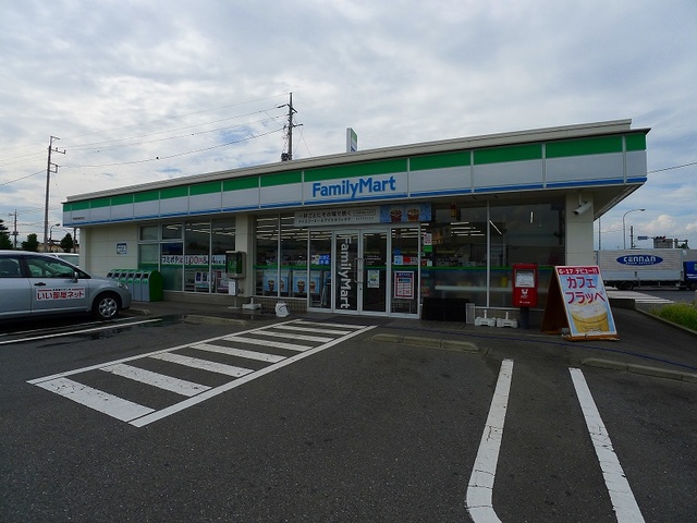 コンビニ　ファミリーマート伊勢崎流通団地（コンビニ）まで900m