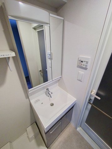 洗面設備　ゆったりとスペースのある洗面所