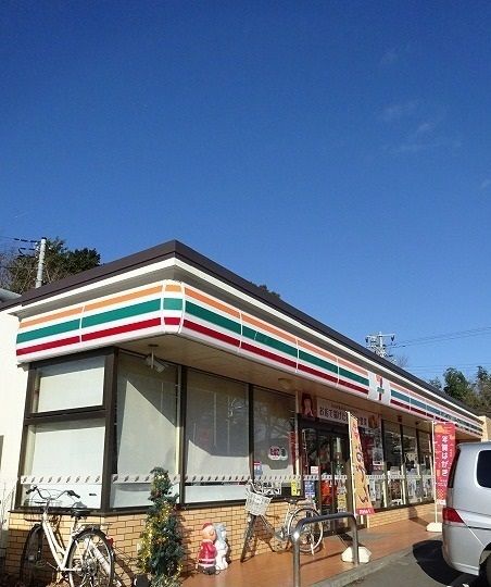 コンビニ　セブンイレブン（コンビニ）まで550m