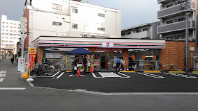 コンビニ　セブンイレブン 大阪長居東4丁目店（コンビニ）まで302m
