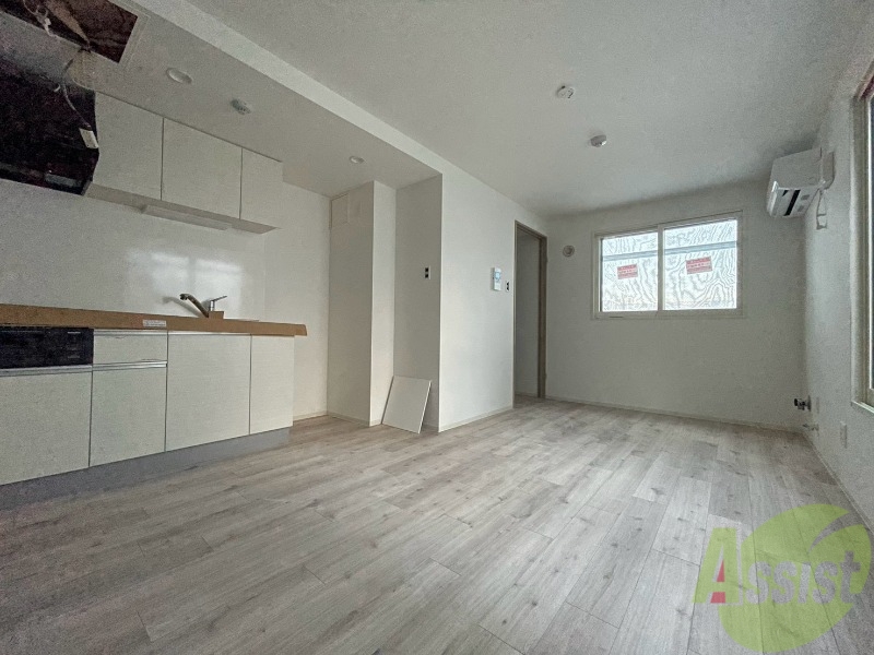 居室・リビング　木目のフローリングは落ち着きのある印象のお部屋になりますね。