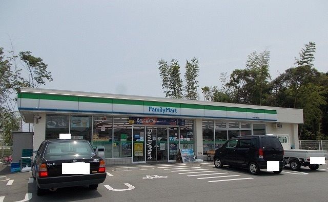 コンビニ　ファミリーマート鈴鹿下箕田店（コンビニ）まで600m