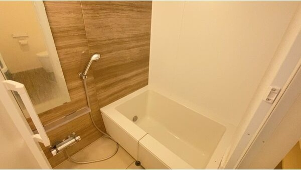 バス・シャワールーム　※写真は同じマンションの違う部屋のものになります。