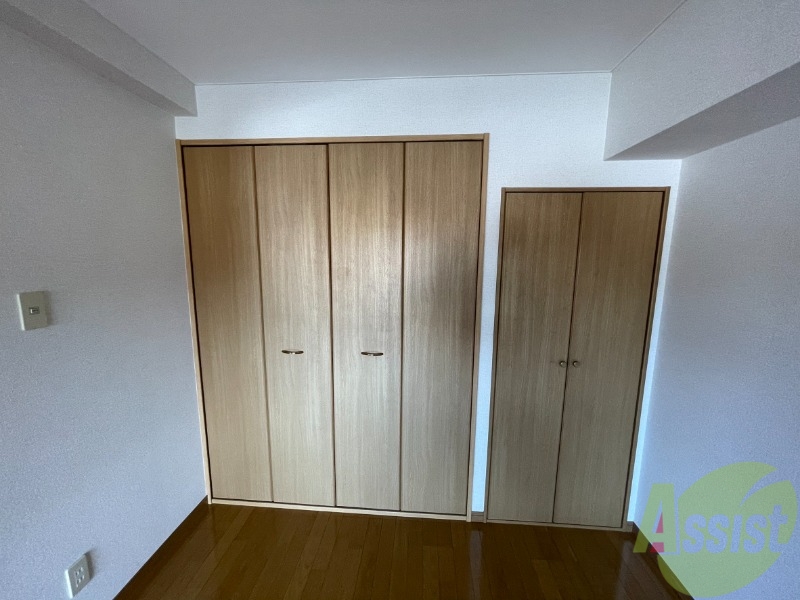 収納　寝室には２つ収納が付いておりたくさん収納できます
