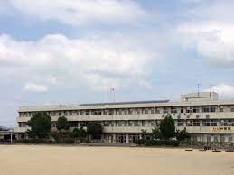 中学校　東近江市立朝桜中学校（中学校）まで142m