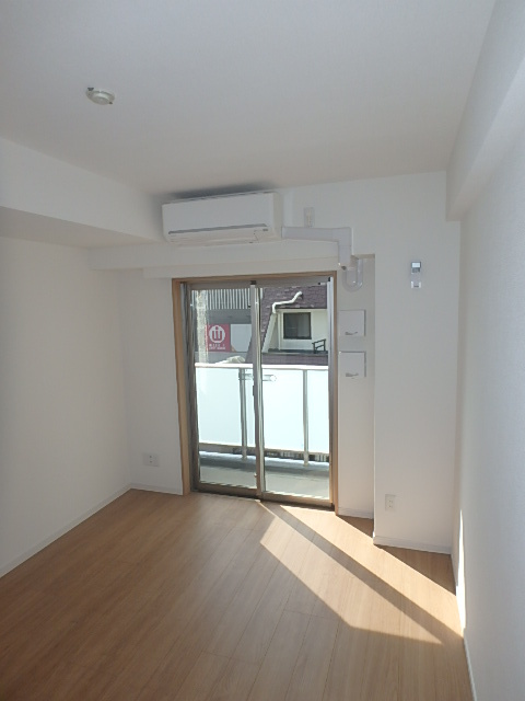 居室・リビング　明るい色合いのオシャレなお部屋