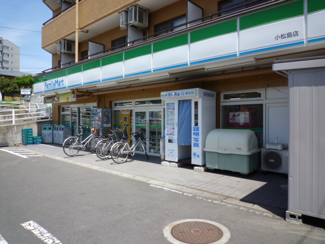 コンビニ　ファミリーマート小松島二丁目店（コンビニ）まで527m