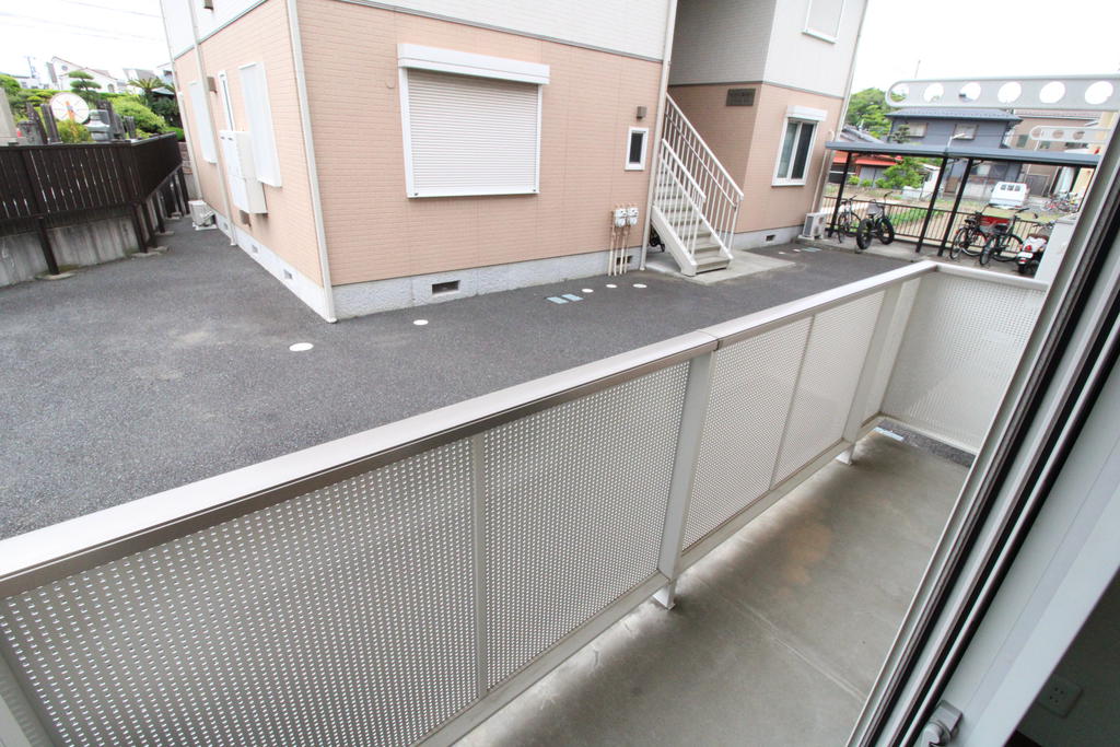 バルコニー　向かいにもう1棟あり、近隣は少し墓地があります。