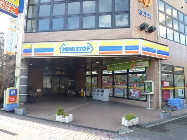 コンビニ　ミニストップ（コンビニ）まで215m