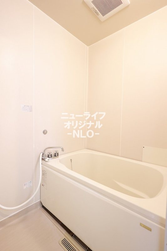 バス・シャワールーム　いつでも温かいバスタイムを楽しめる追い焚き給湯付き☆