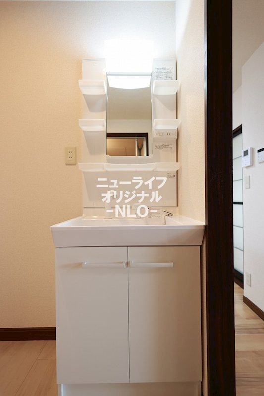 洗面設備　身支度にもお掃除にも便利なシャワー付き洗面台☆