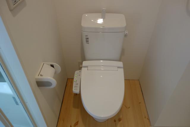 トイレ　落ち着いた色調のトイレです