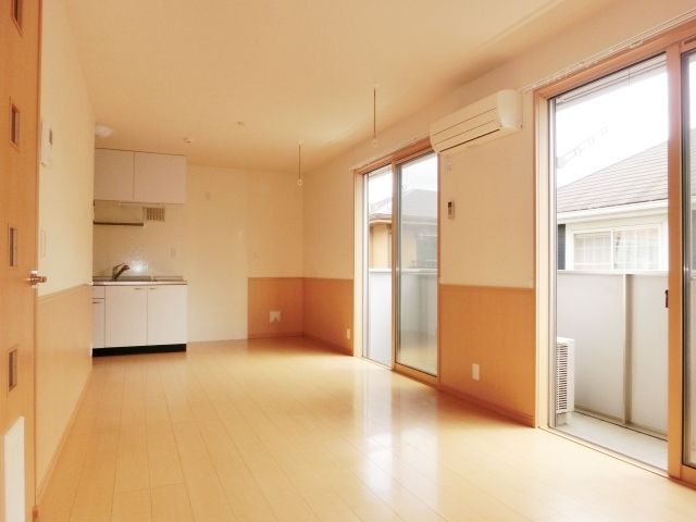 居室・リビング　明るく広々とした１３帖のＬＤＫ