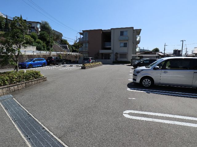 【生駒市小瀬町のマンションの駐車場】