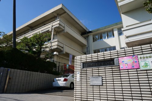 【生駒市小瀬町のマンションの小学校】