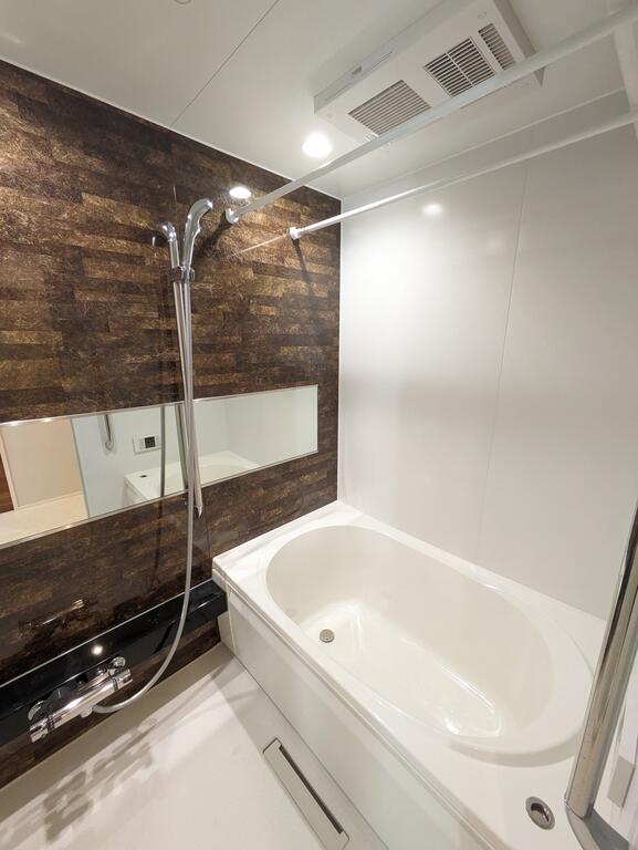 バス・シャワールーム　追炊き及び浴室乾燥機付きバスルーム！