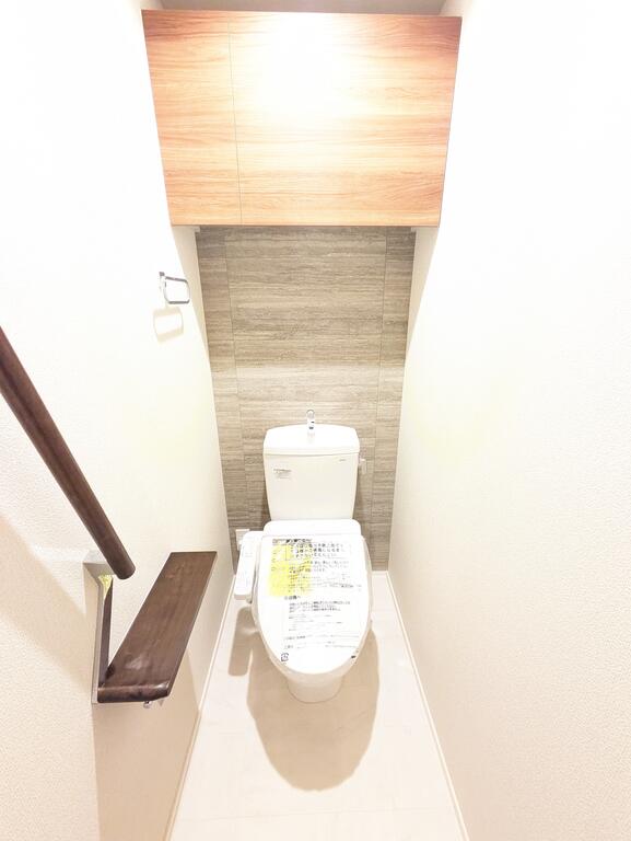 トイレ　温水洗浄便座付きトイレ♪収納棚付き。