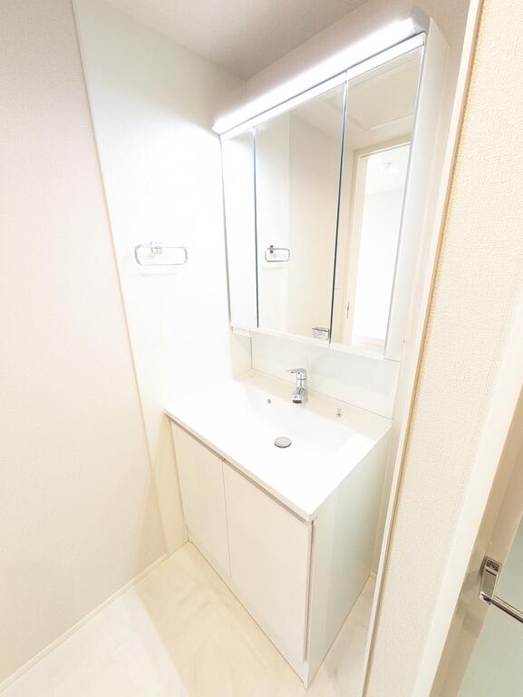 洗面設備　三面鏡付き洗髪洗面化粧台！