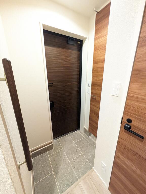 玄関　手すり及びシューズボックス付き玄関♪